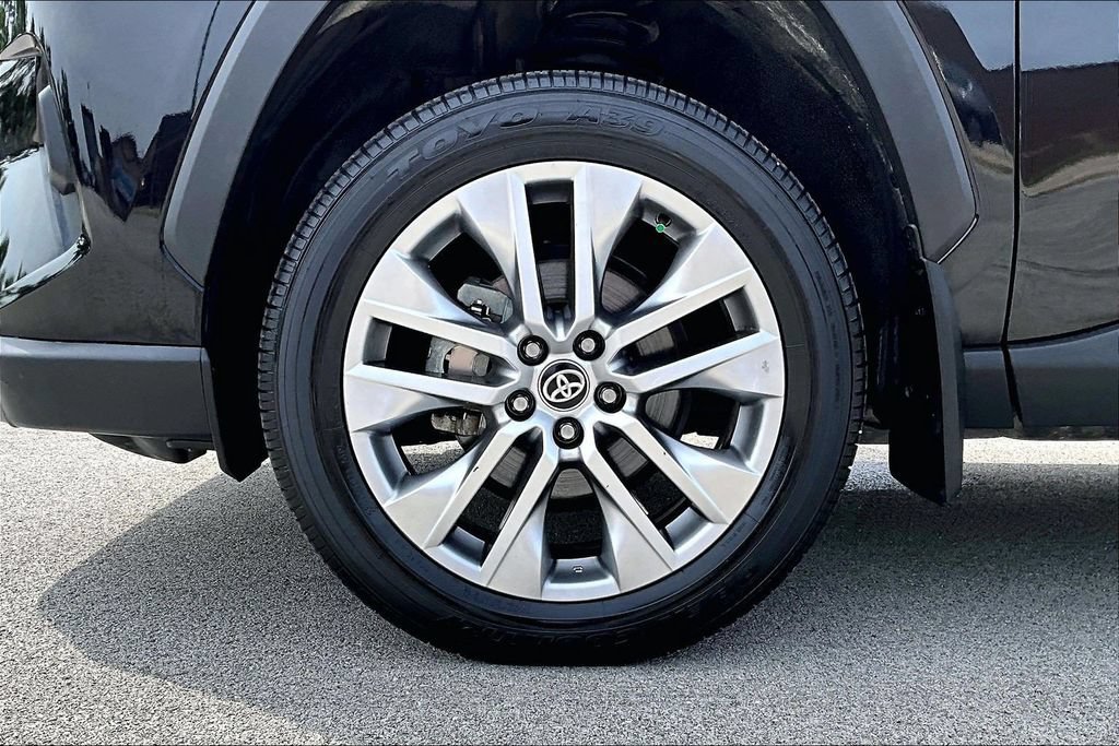 Used 2023 Toyota RAV4 XLE Premium FWD image 9