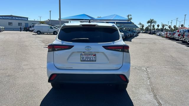 Used 2024 Toyota Highlander LE FWD image 4