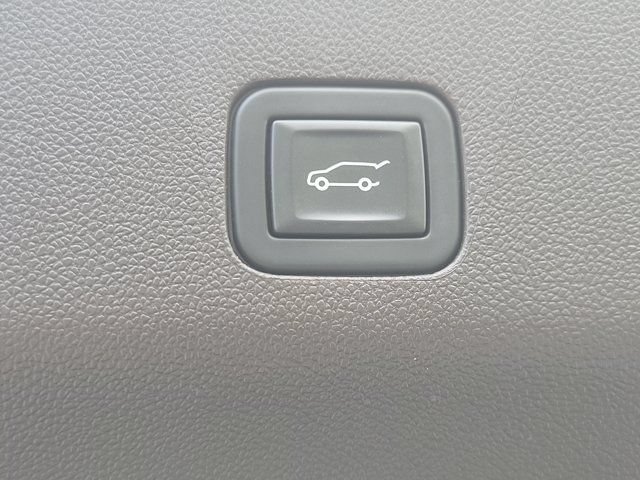 Used 2023 Cadillac Escalade Premium Luxury w/ LPO, Radiant Package AWD/4WD image 11