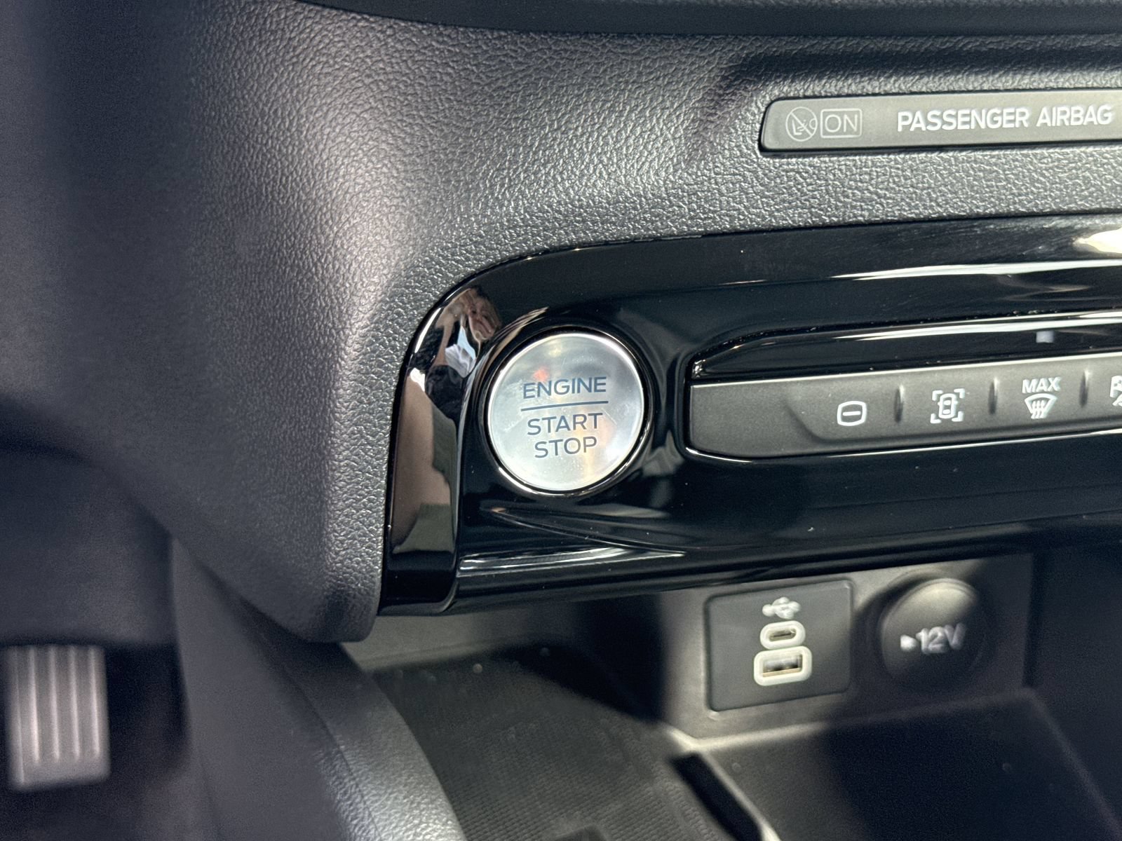 Certified 2025 Ford Escape Platinum FWD image 36