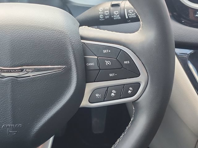 Used 2023 Chrysler Pacifica Touring-L FWD image 15
