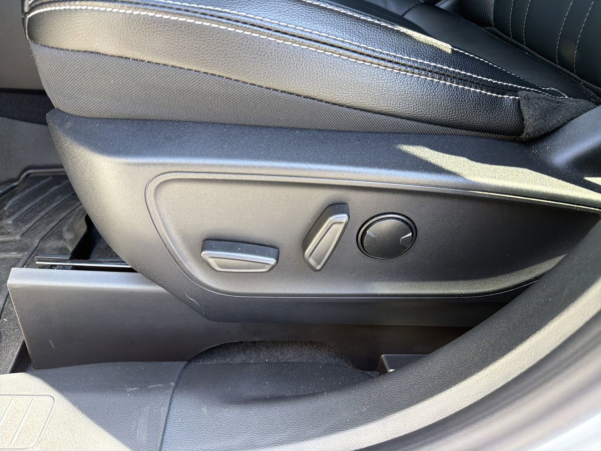 Certified 2025 Ford Escape Base w/ PHEV Premium Package image 23