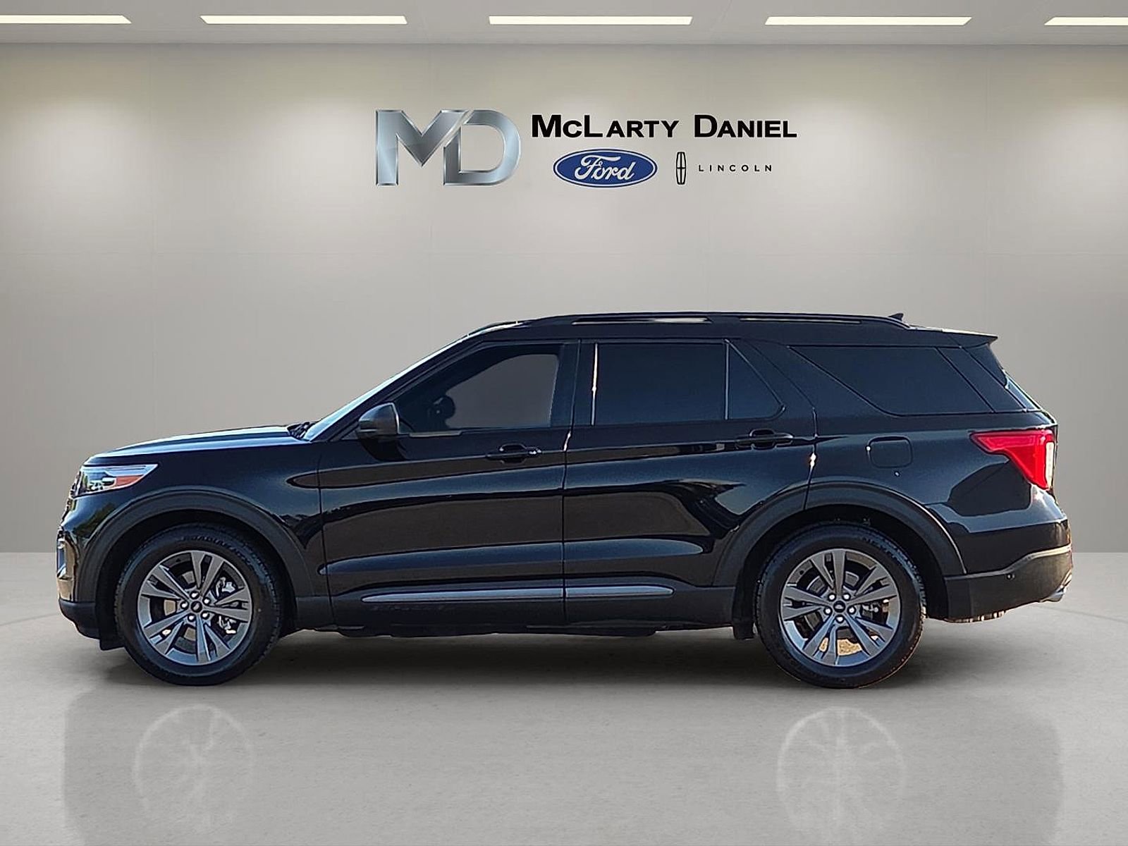 Certified 2021 Ford Explorer XLT w/ Equipment Group 202A image 3