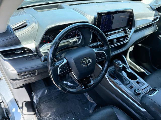 Used 2020 Toyota Highlander Platinum AWD/4WD image 2