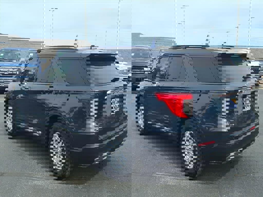 Certified 2022 Ford Explorer XLT w/ Equipment Group 202A image 3