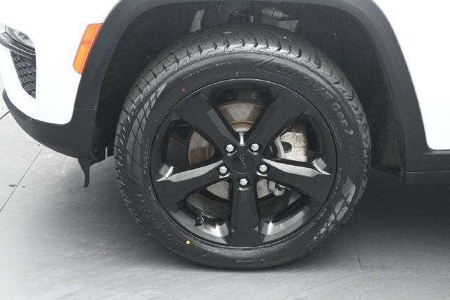 Used 2023 Jeep Grand Cherokee Limited w/ Black Appearance Package AWD/4WD image 34