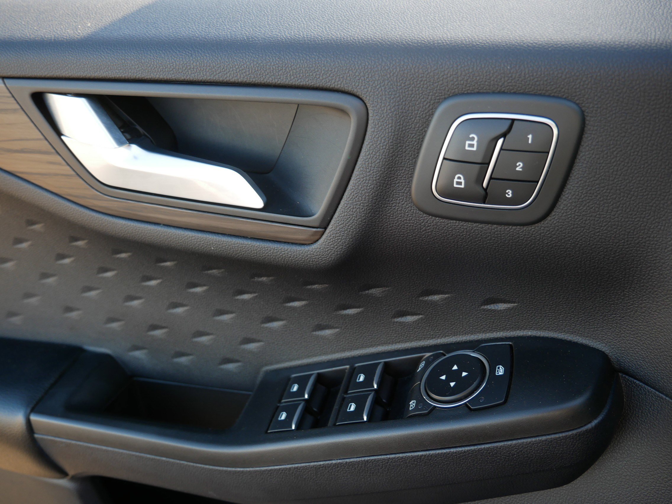 Certified 2020 Ford Escape Titanium AWD/4WD image 27
