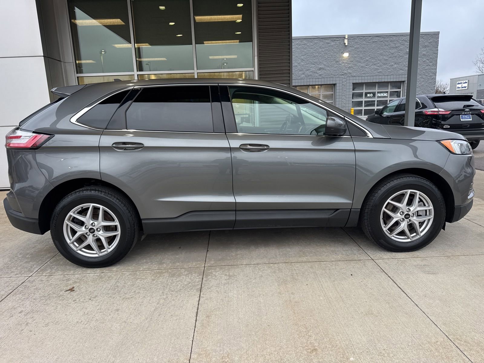 Certified 2023 Ford Edge SEL w/ Convenience Package image 2