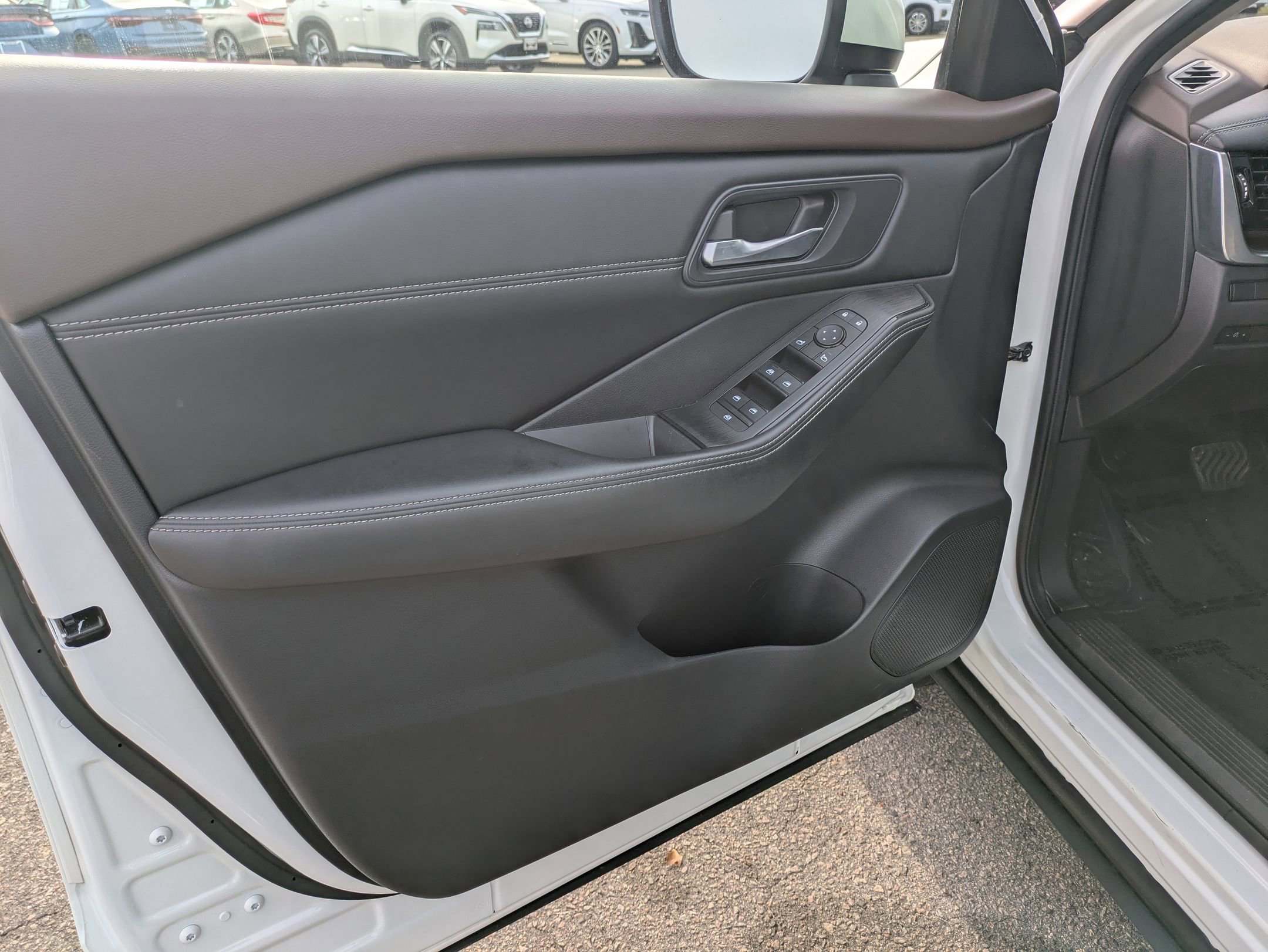 Used 2022 Nissan Rogue SV w/ SV Premium Package image 12