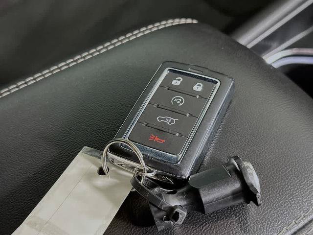 Used 2025 Jeep Grand Cherokee Altitude AWD/4WD image 22