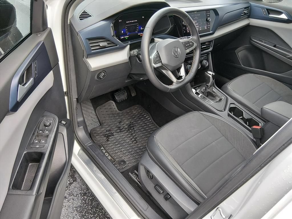 Used 2023 Volkswagen Taos SE w/ Panoramic Sunroof Package FWD image 10