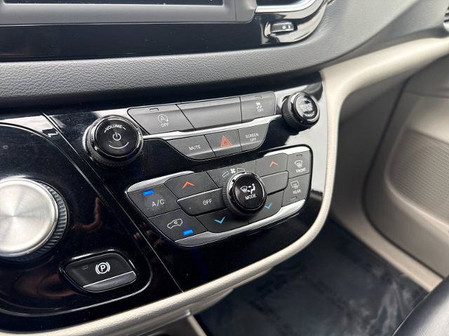 Used 2020 Chrysler Voyager Lxi FWD image 20