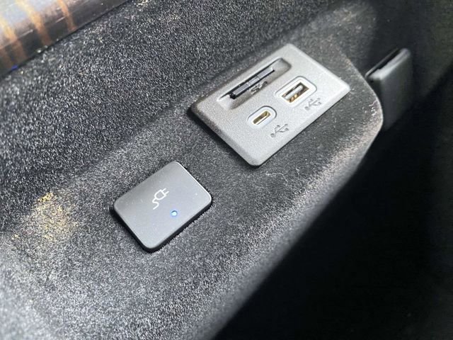 Used 2022 Cadillac Escalade ESV Premium Luxury w/ Performance Package image 34