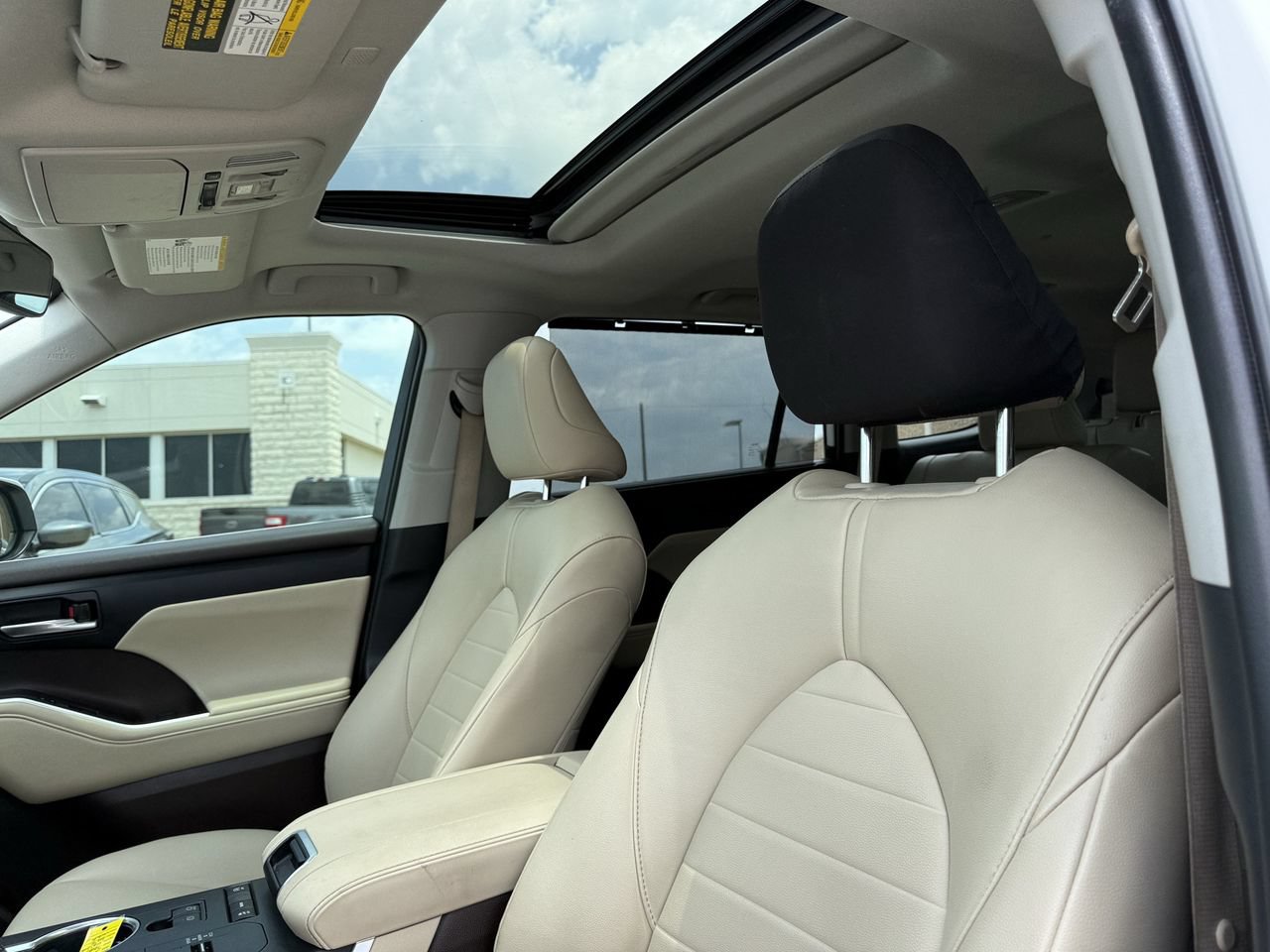 Used 2022 Toyota Highlander XLE FWD image 24