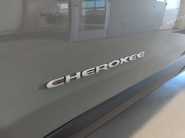 Used 2022 Jeep Cherokee Limited AWD/4WD image 10