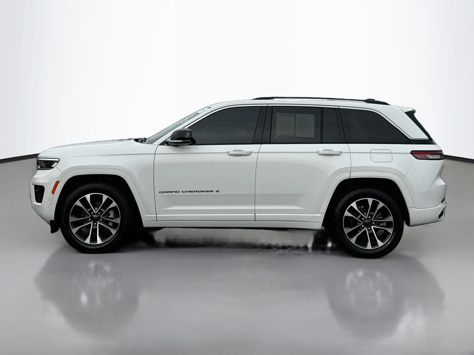 Used 2023 Jeep Grand Cherokee Overland AWD/4WD image 4