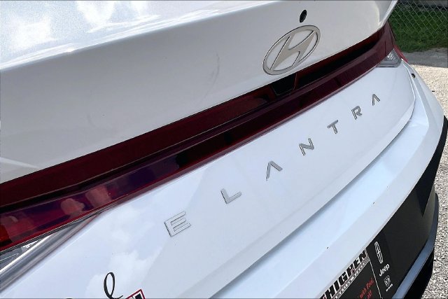 Used 2024 Hyundai Elantra SE FWD image 9