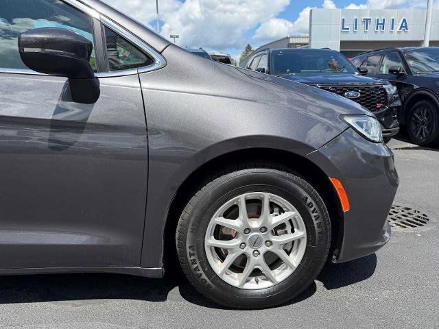Used 2023 Chrysler Pacifica Touring-L FWD image 5