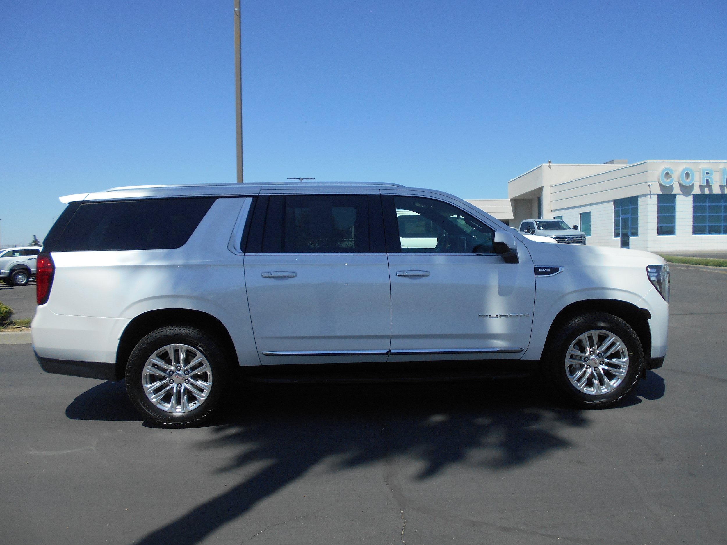 Used 2023 GMC Yukon XL SLT AWD/4WD image 3