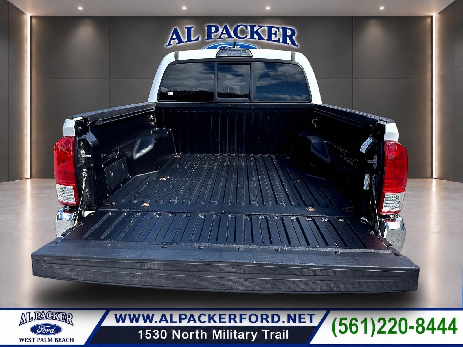Used 2017 Toyota Tacoma SR5 w/ SR5 Appearance Package (SM) RWD image 10