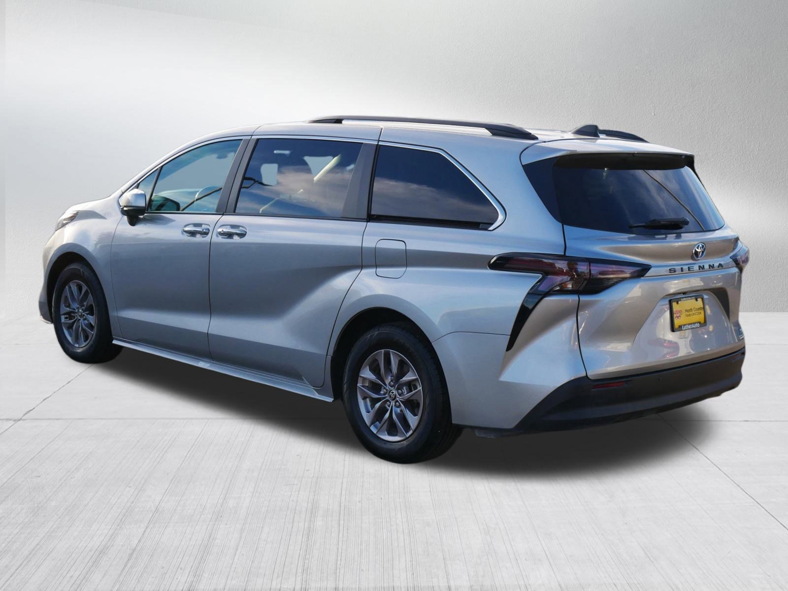 Used 2024 Toyota Sienna XLE image 3