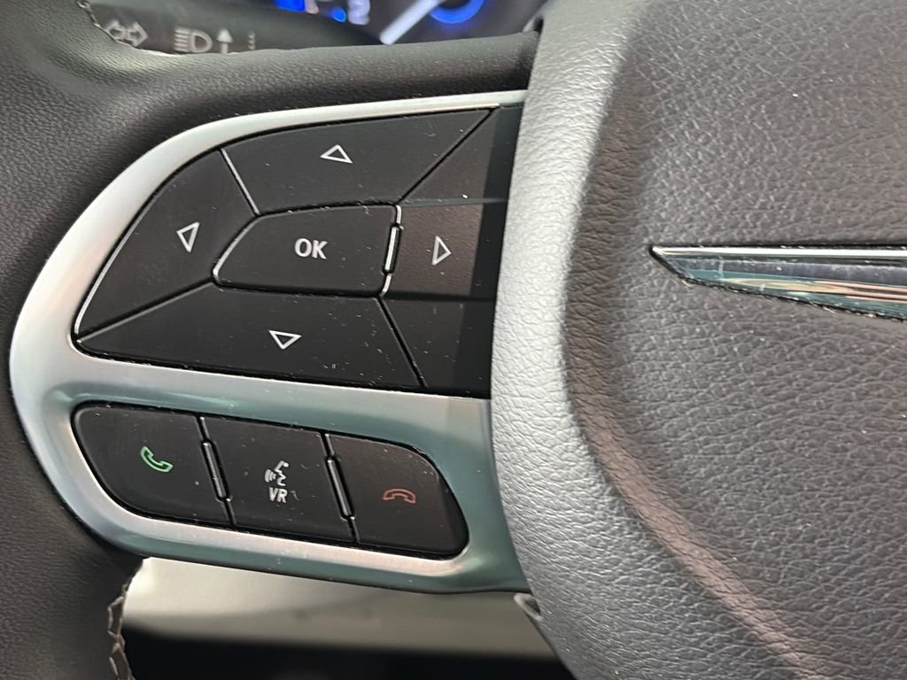 Used 2022 Chrysler Pacifica Touring-L FWD image 16