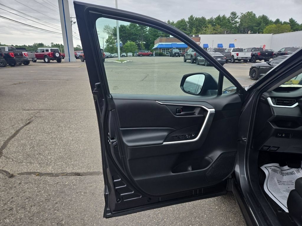 Used 2022 Toyota RAV4 LE AWD/4WD image 5