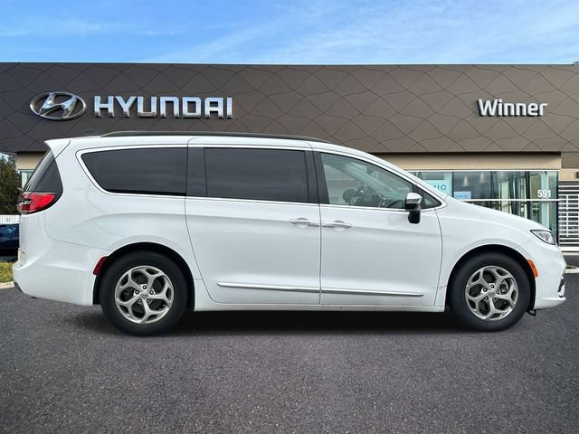 Used 2023 Chrysler Pacifica Limited FWD image 3