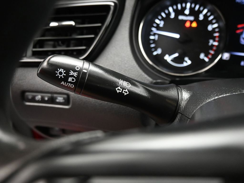 Used 2018 Nissan Rogue Sport SV image 41