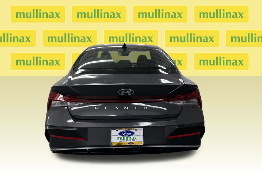 Used 2025 Hyundai Elantra SEL image 4