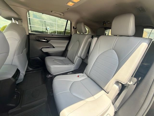 Used 2024 Toyota Highlander XLE AWD/4WD image 16