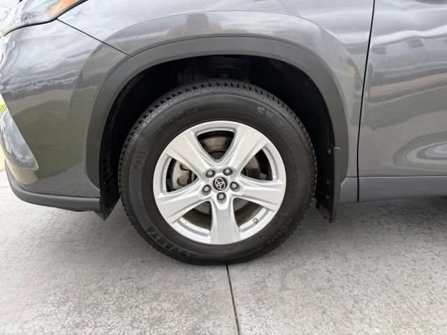 Used 2023 Toyota Highlander LE AWD/4WD image 4