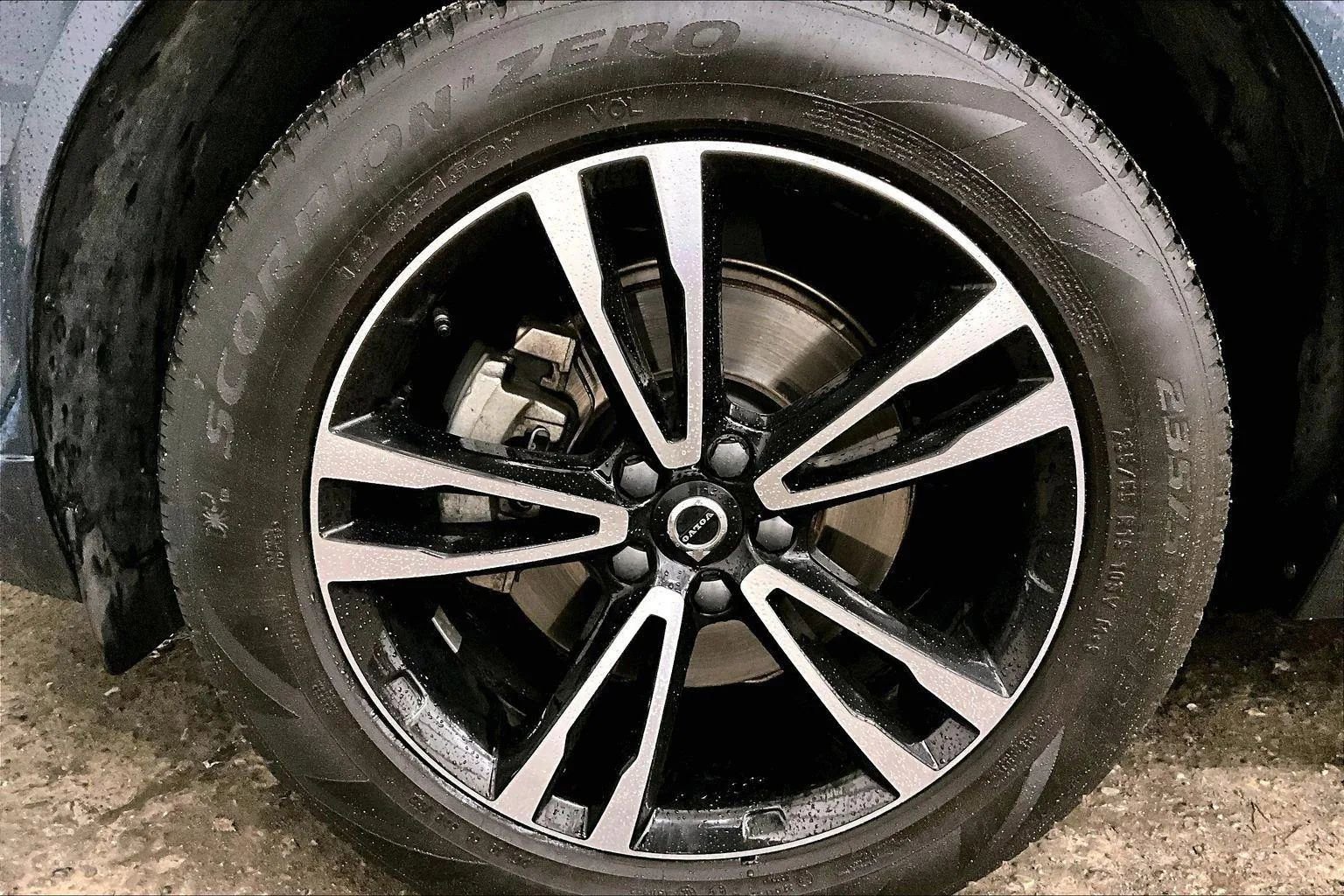 Used 2021 Volvo XC60 T5 Momentum w/ Premium Package image 8