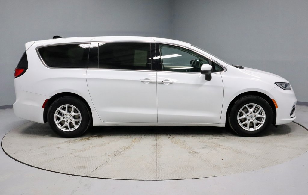 Used 2023 Chrysler Pacifica Touring-L image 8