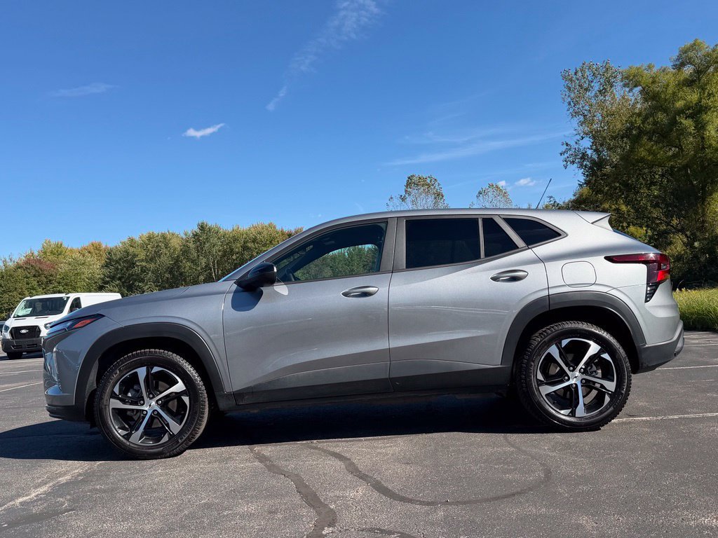 Used 2025 Chevrolet Trax RS FWD image 8