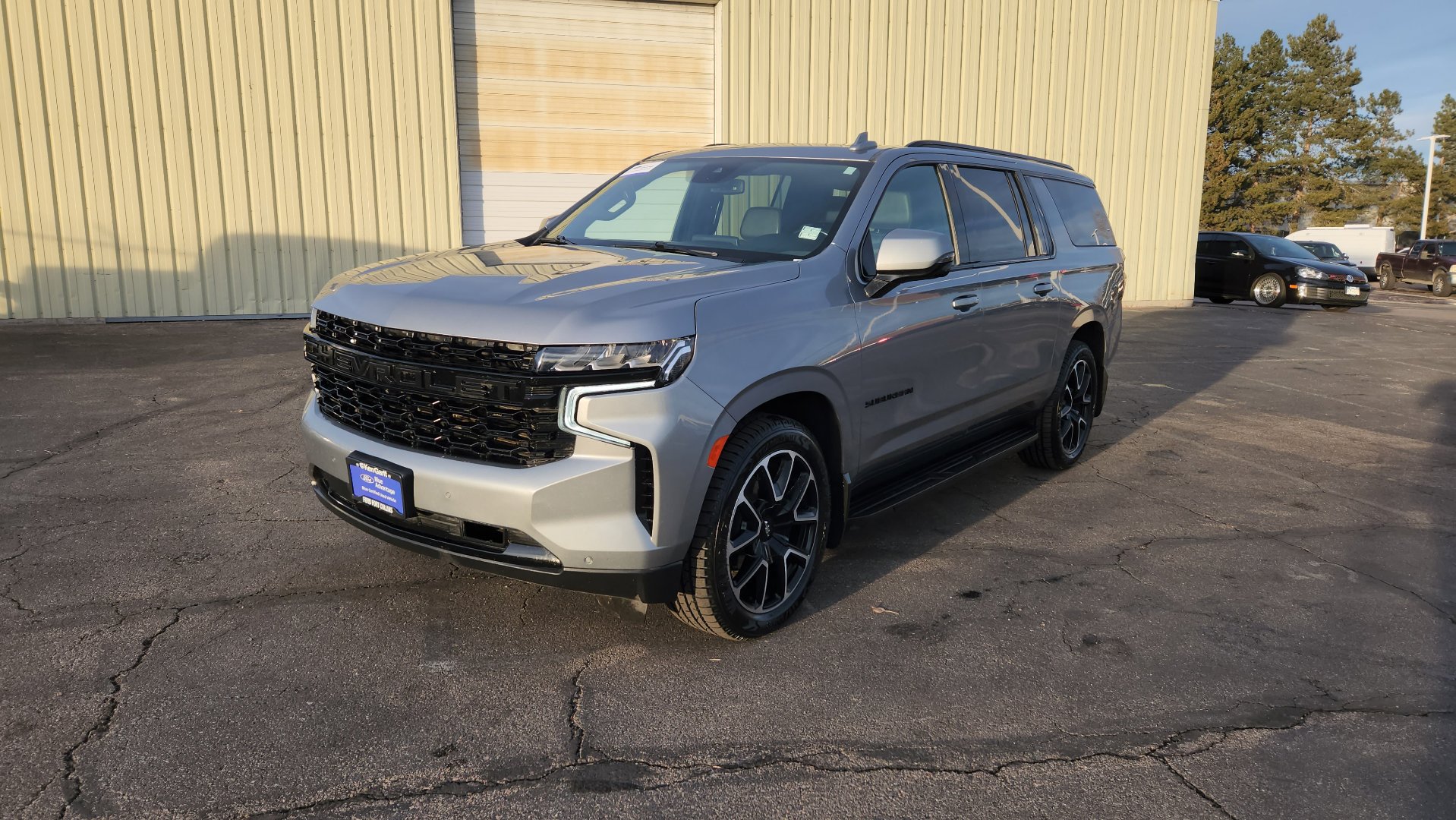 Used 2023 Chevrolet Suburban RST w/ Luxury Package image 2