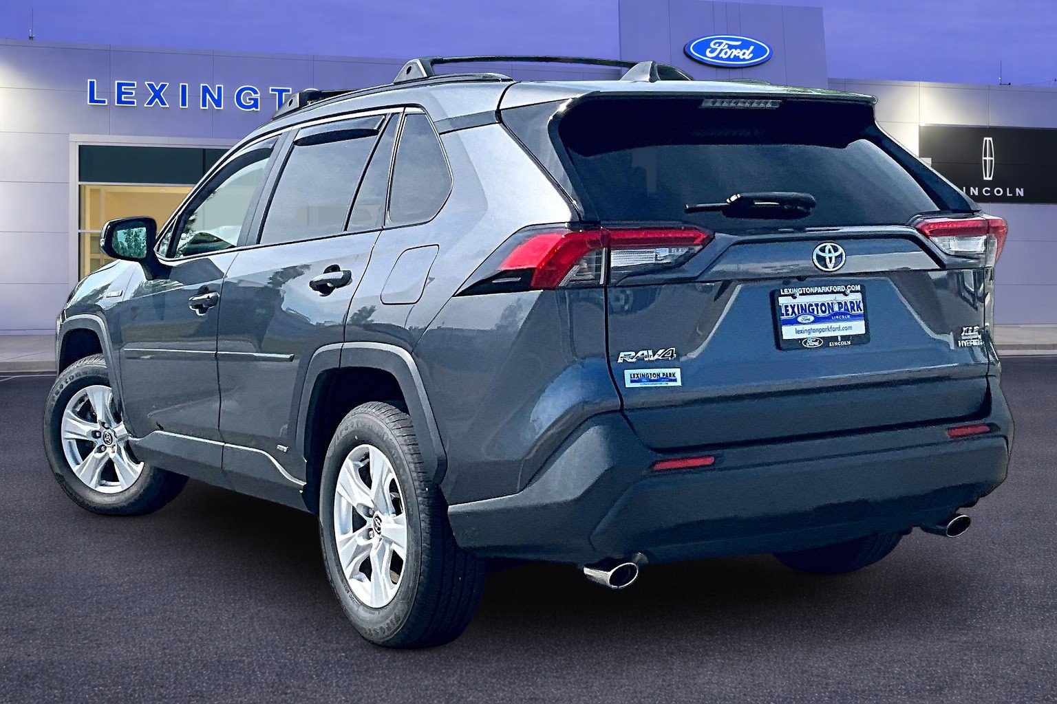 Used 2021 Toyota RAV4 XLE w/ Convenience Package AWD/4WD image 4
