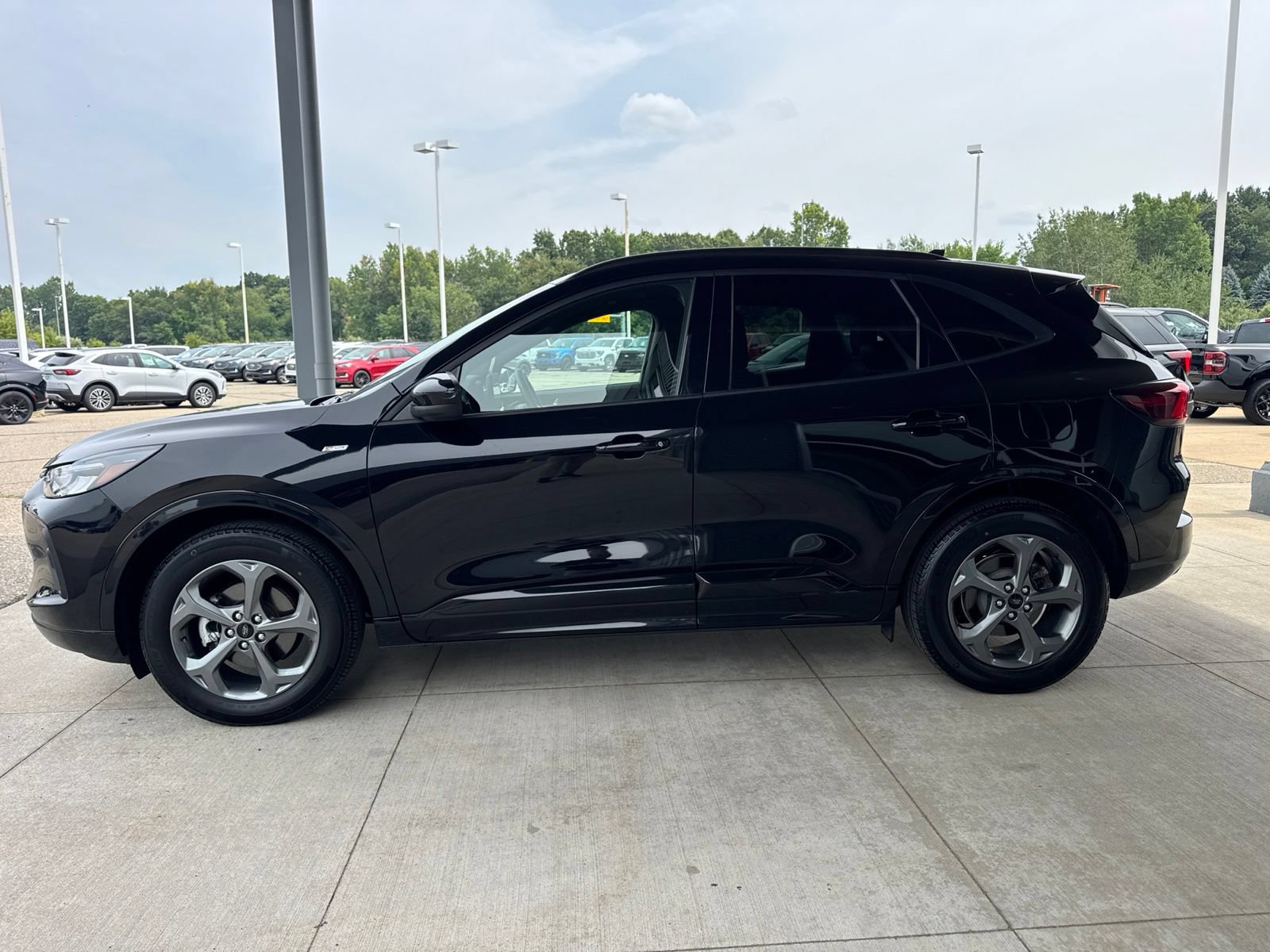 Certified 2023 Ford Escape ST-Line Select AWD/4WD image 4