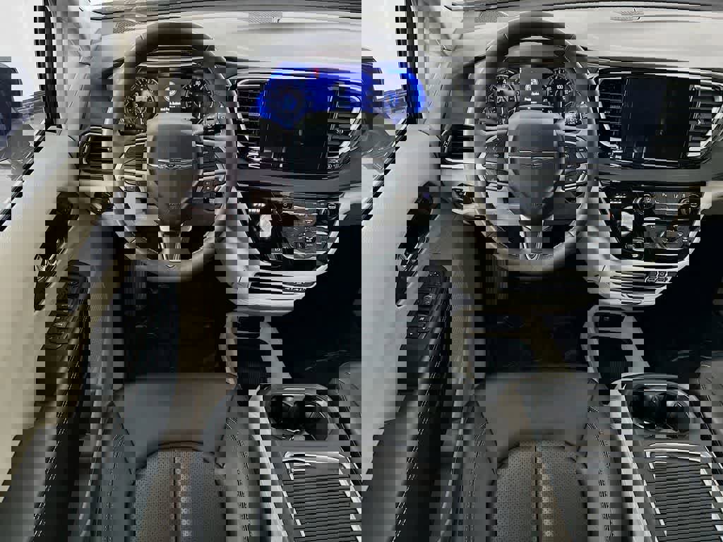 Used 2024 Chrysler Pacifica Touring-L image 10