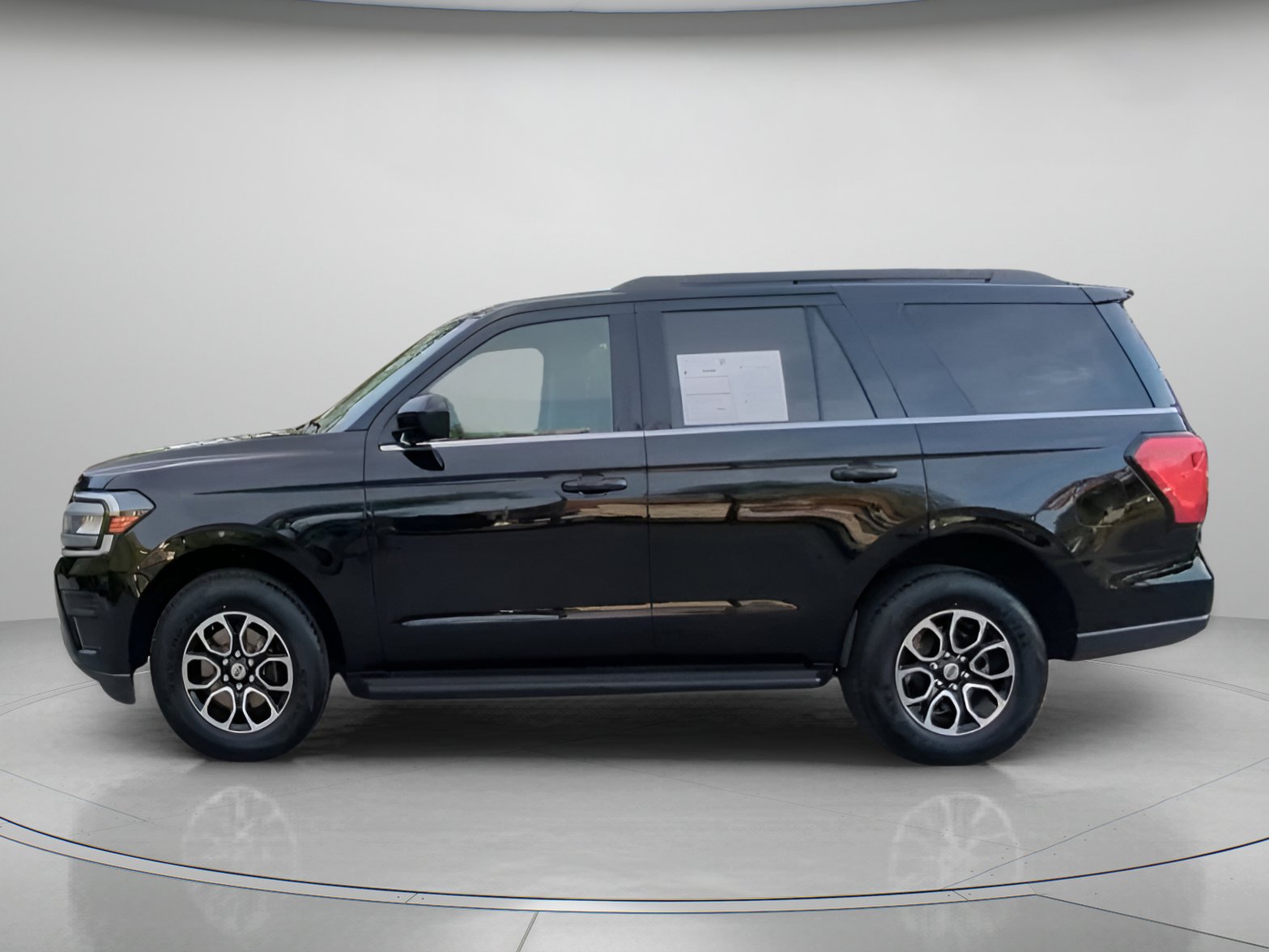 Certified 2024 Ford Expedition XLT RWD image 16