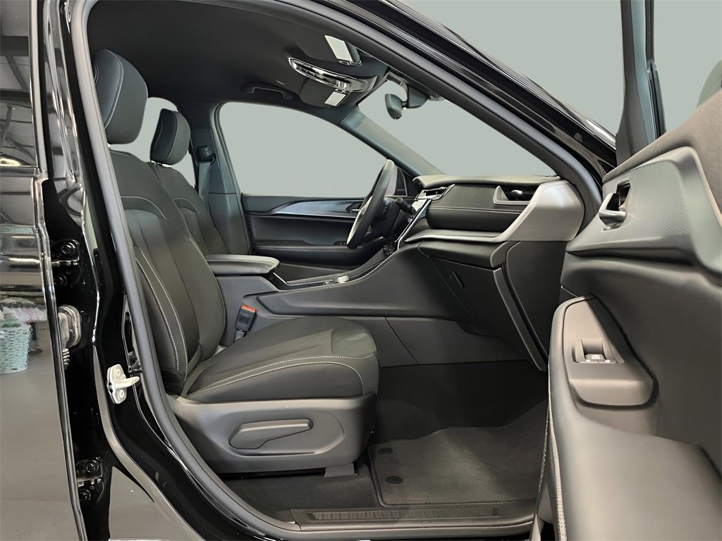 Used 2024 Jeep Grand Cherokee L Laredo image 28