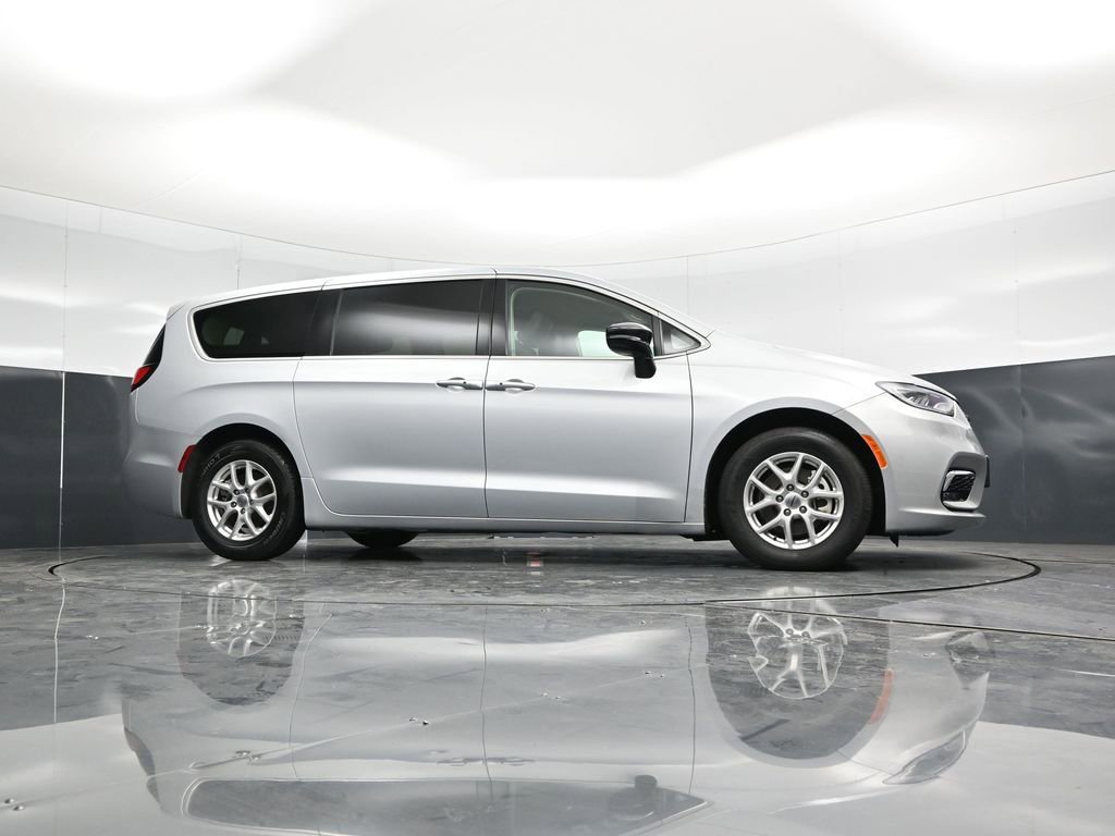 Used 2024 Chrysler Pacifica Touring-L image 47