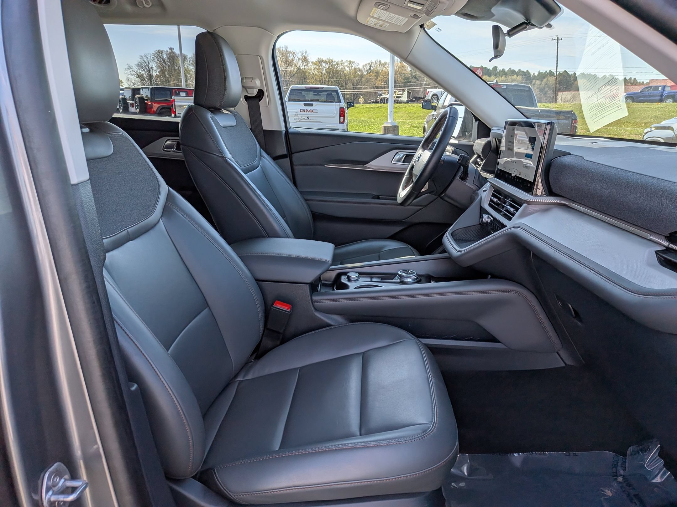 Certified 2025 Ford Explorer Active w/ Active Comfort Package AWD/4WD image 35
