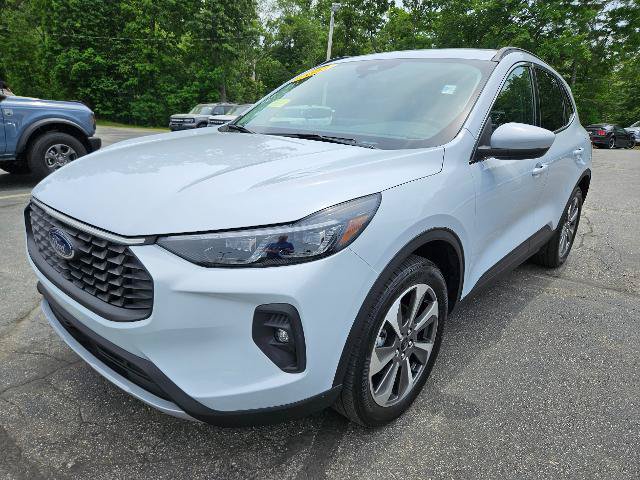 Certified 2025 Ford Escape Platinum w/ Class II Trailer Tow Package AWD/4WD image 1