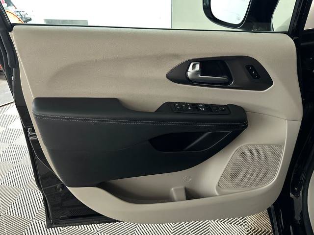 Used 2024 Chrysler Pacifica Touring-L FWD image 15