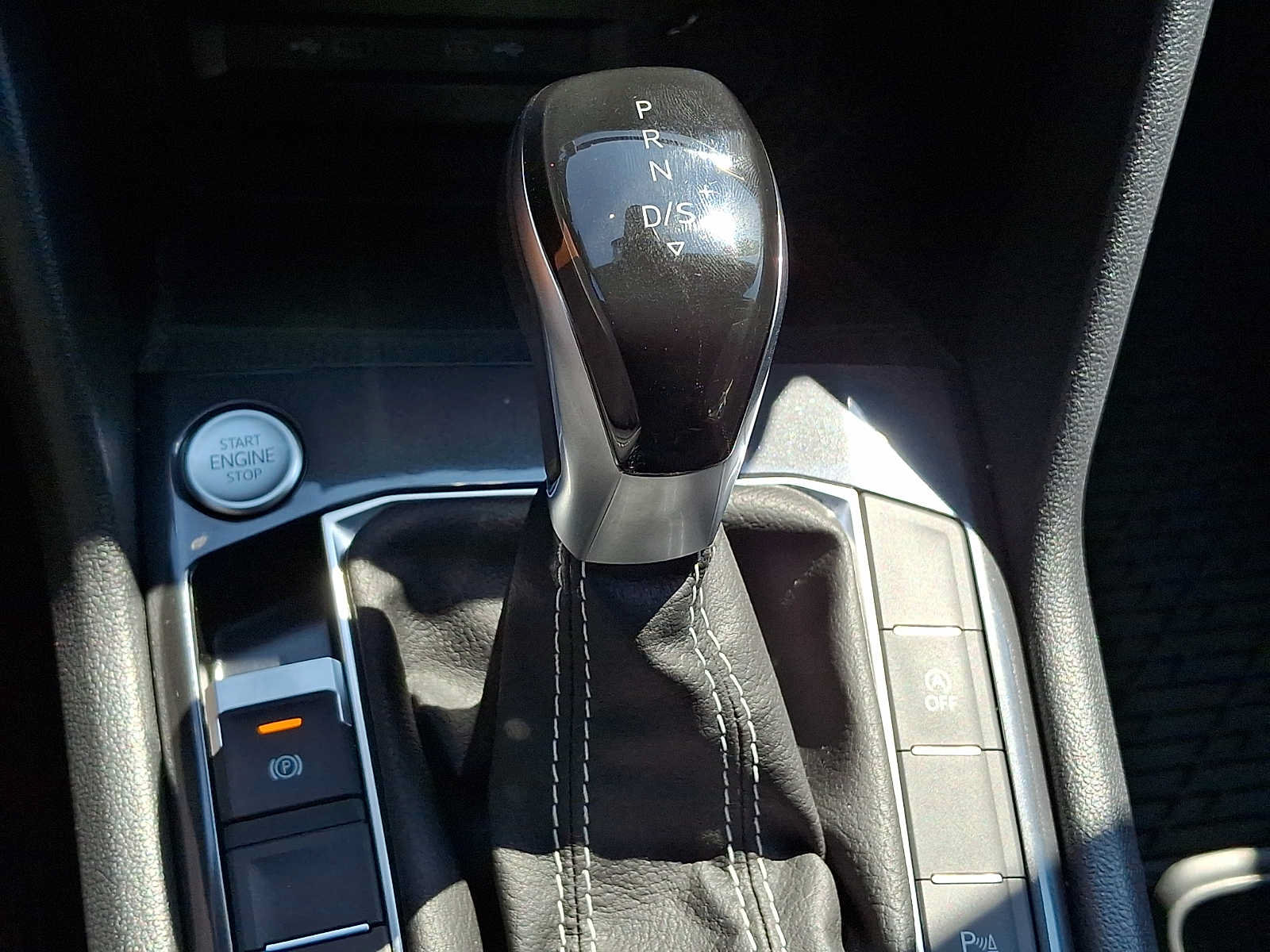 Used 2024 Volkswagen Tiguan SE R-Line AWD/4WD image 15