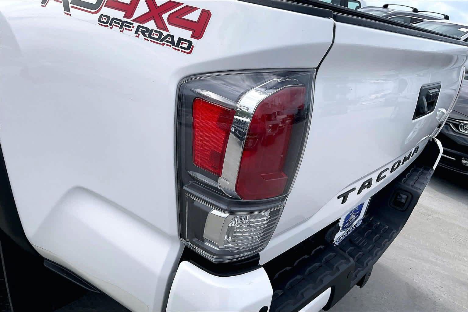 Used 2023 Toyota Tacoma TRD Off-Road w/ Technology Package AWD/4WD image 32