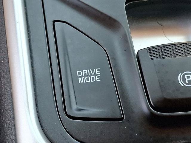Used 2025 Kia Carnival FWD image 25