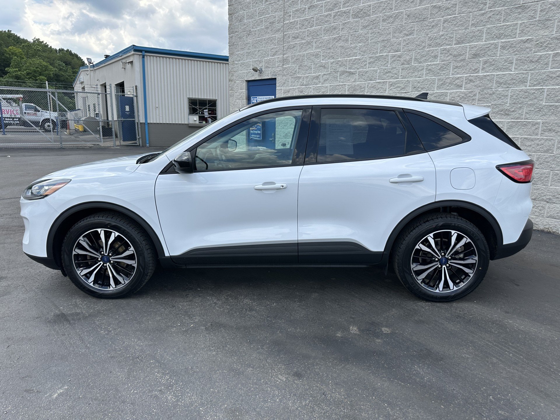 Certified 2022 Ford Escape SE w/ SE Sport Appearance Package AWD/4WD image 4