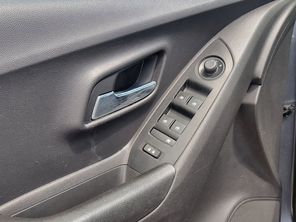 Used 2020 Chevrolet Trax LS FWD image 44